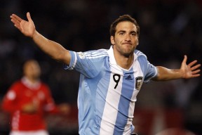 爱游戏娱乐平台-德甲攻防平衡：节奏快、变化多，场场精彩，德甲强度