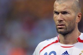 爱游戏娱乐网址-弗兰：凭借强大的身体对抗能力和出色的防守技术，他成为了全黑队的防线保障